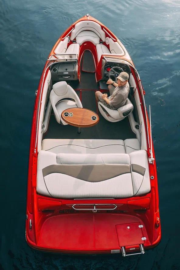 Катер Ferrari с высоты на воде