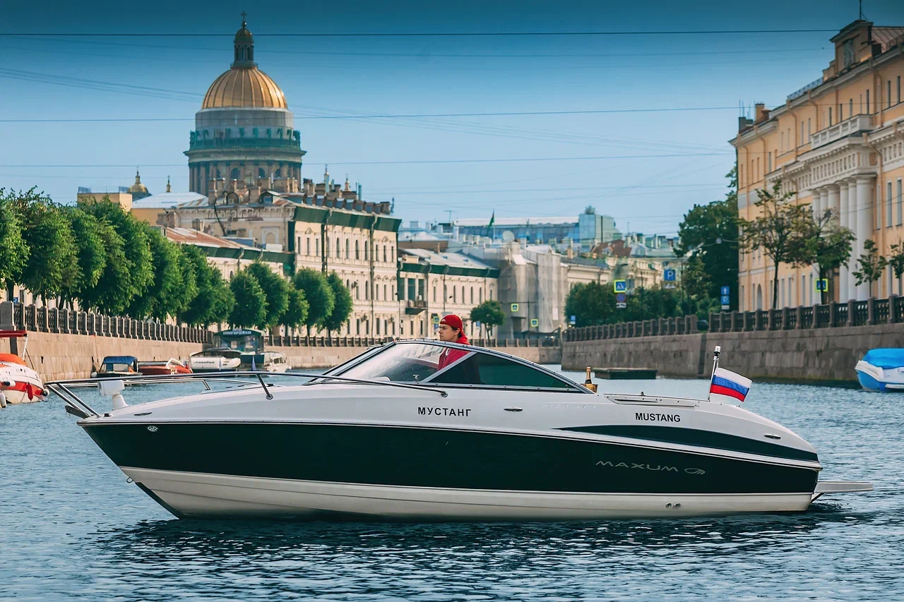 Белый катер Mustang целиком на канале Петербурга